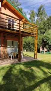 a wooden pergola on a house with a patio at Cabaña Cerro Lindo in San Rafael