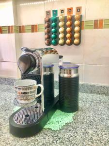 a coffee maker sitting on a counter with two cups at Alquiler por dia "Como en Casa" Caseros, cerca de Palomar y Hurlingham in Caseros