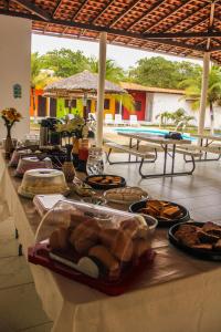 a buffet of food on a table near a pool at POUSADA ESTRELA DA MANHÃ in Barreirinhas
