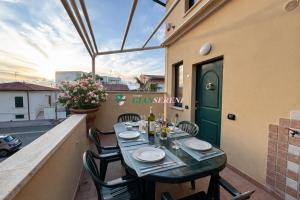 a table on the balcony of a building at Palme in San Vincenzo