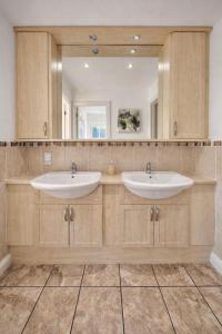 a bathroom with two sinks and a large mirror at BraeView House in Inverness +12 photos