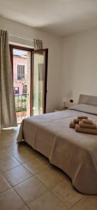 a bedroom with a bed with two towels on it at Centrale! Comodo appartamento a Palau con parking! in Palau
