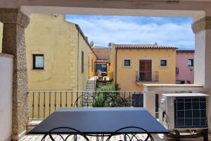 a table on a balcony with some buildings at Centrale! Comodo appartamento a Palau con parking! in Palau