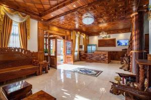 a large living room with a couch and a wooden ceiling at Boeung Prolet Guest House in Kampot