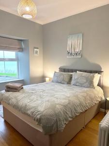 a bedroom with a large bed in a room at Seaview Cottage in Llanddulas