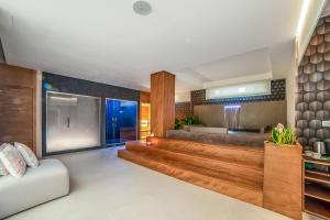 a living room with a couch and a kitchen at Alternative Resort & SPA in Scorrano