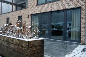 a large stone planter in front of a building at Camping Natuurlijk Limburg - Studio 1 in Voeren