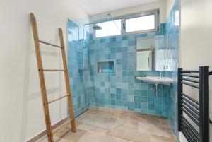 a bathroom with a sink and a mirror at Casa da boa vista in Canhas +40 photos