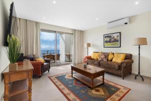 a living room with a couch and a table at Casa da boa vista in Canhas