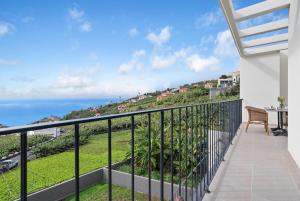 a balcony with a view of the ocean at Casa da boa vista in Canhas