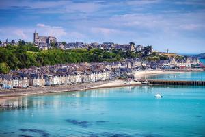 a view of a town with a river and houses at Le Balcon de la Conchée in Saint Malo