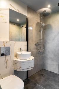 ein Badezimmer mit Waschbecken, Toilette und Dusche in der Unterkunft Moon Glamping in Benczyn