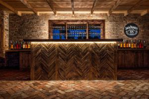 eine Bar in einem Raum mit einer Backsteinwand in der Unterkunft Moon Glamping in Benczyn