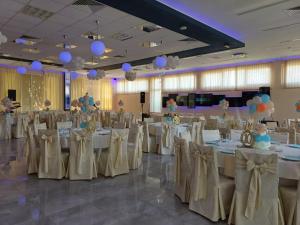 a banquet hall with white tables and blue balloons at Motel Kruna in Despotovac