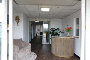 ein Wohnzimmer mit Sofa und Tisch in der Unterkunft Huize de Duinen in Bergen aan Zee + 41 Fotos