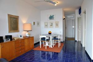 a room with a table and chairs in a room at Casa Edy mare e spiaggia a Formia in Latina