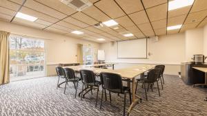 a conference room with a table and chairs at Kyriad Clermont Ferrand Nord - Riom in Riom