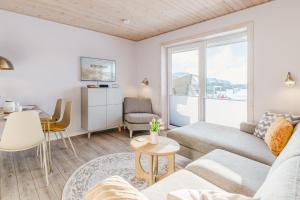 a living room with a couch and a table at Büdlfarm - Der Familien-Erlebnishof in Strandnähe in Fehmarn