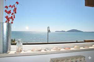 a window with a view of the ocean at Casa Edy mare e spiaggia a Formia in Latina