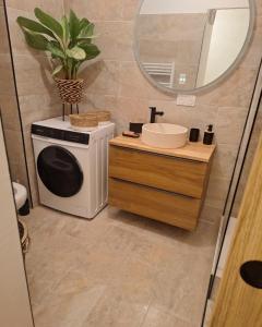 a bathroom with a sink and a washing machine at petit cocon in Toulon