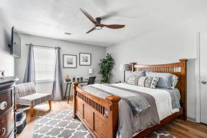 a bedroom with a bed and a ceiling fan at King 3bedroom, centrally located in Augusta