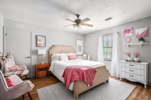 a bedroom with a bed and a ceiling fan at King 3bedroom, centrally located in Augusta