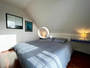 a bedroom with a large bed with a round mirror at GC - Basse Mer in Wissant