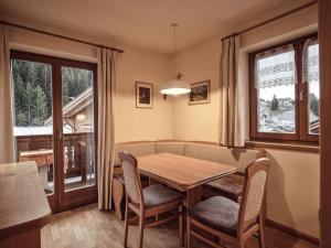 a dining room with a table and chairs and a window at Fermeda in Villnoss