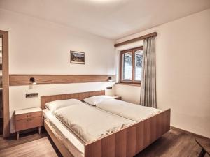 a bedroom with a large bed in a room at Fermeda in Villnoss