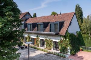 ein großes Haus mit einem Balkon mit Pflanzen in der Unterkunft Yard Resort in Předboj