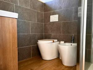 a bathroom with a toilet and a bidet at Il Colle in Buia