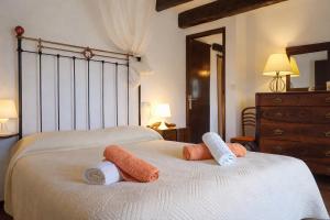 a bedroom with two beds with towels on them at Cal Xeco de Montsonís, dóna la benvinguda a la teva mascota in Montsonis +35 photos