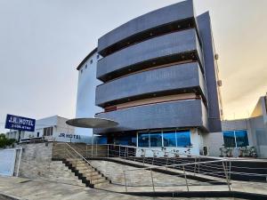 ein großes Gebäude mit einer Treppe davor in der Unterkunft JR Hotel in João Pessoa