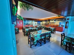 ein Speisesaal mit Tischen und Stühlen in einem Restaurant in der Unterkunft JR Hotel in João Pessoa