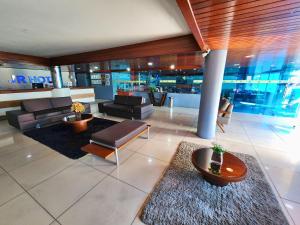 Die Lobby eines Gebäudes mit einer Couch und einem Tisch in der Unterkunft JR Hotel in João Pessoa