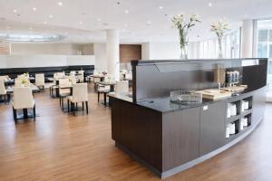 ein Restaurant mit Theke, Tischen und Stühlen in der Unterkunft Hotel Dresden Neustadt in Dresden