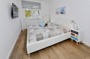 una camera bianca con letto e lavandino di Urlaubsinsel a Breege