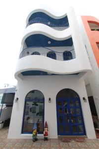 鵝鑾的住宿－蔚藍海舍，两座雕像站在前面的建筑