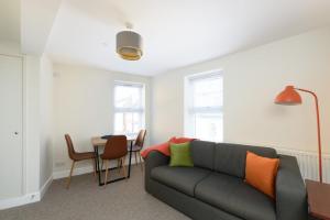 a living room with a couch and a table at Perfect 3 Bedroom Accommodation for Contractors! in Banbury