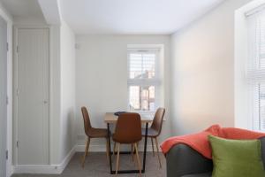 a dining room with a table and chairs at Perfect 3 Bedroom Accommodation for Contractors! in Banbury