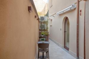 a small alley with a table and a chair at 1029 GuestHouse in Sora