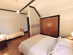 a bedroom with two beds in a room at Hostal Los Riscos in Llanquihue