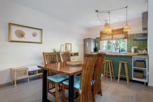 a kitchen with a table and chairs and a refrigerator at Hauzify I Casa Olivella A in Olivella