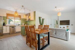 a kitchen and dining room with a table and chairs at Hauzify I Casa Olivella A in Olivella