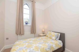 a bedroom with a bed and a window at Flat 3- The Warwick in Banbury +4 photos