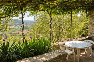 a table and chairs under a pergola with a view at Cal Xeco de Montsonís, dóna la benvinguda a la teva mascota in Montsonis