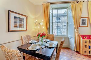 ein Esszimmer mit Tisch und Stühlen und einem Fenster in der Unterkunft 2 Bed in Alnwick oc-f28915 in Alnwick