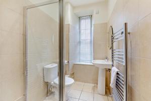 ein Badezimmer mit Toilette und Waschbecken in der Unterkunft 2 Bed in Alnwick oc-f28915 in Alnwick