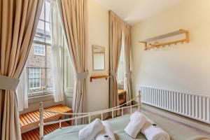 ein Schlafzimmer mit einem Bett und einem großen Fenster in der Unterkunft 2 Bed in Alnwick oc-f28915 in Alnwick