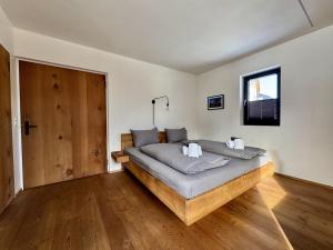 a bedroom with a large bed in a room at Chasa Vital in Sent